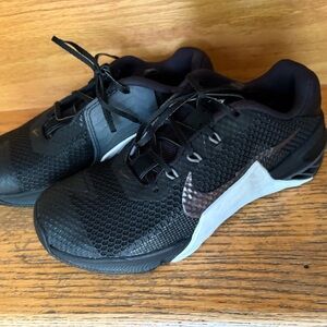 Nike Black Athletic Training Shoes with Breathable Mesh